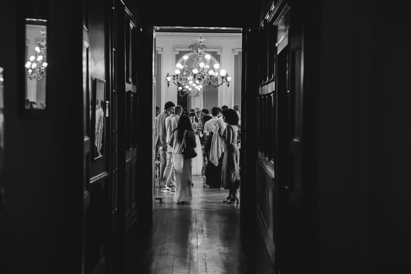 Invités réunis dans un couloir de château