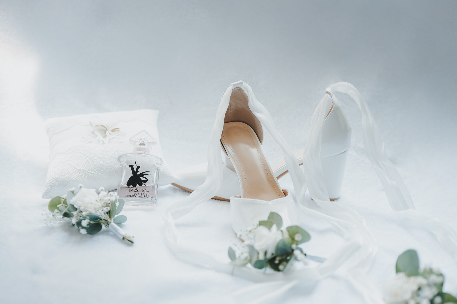 Chaussures et parfum de la mariée