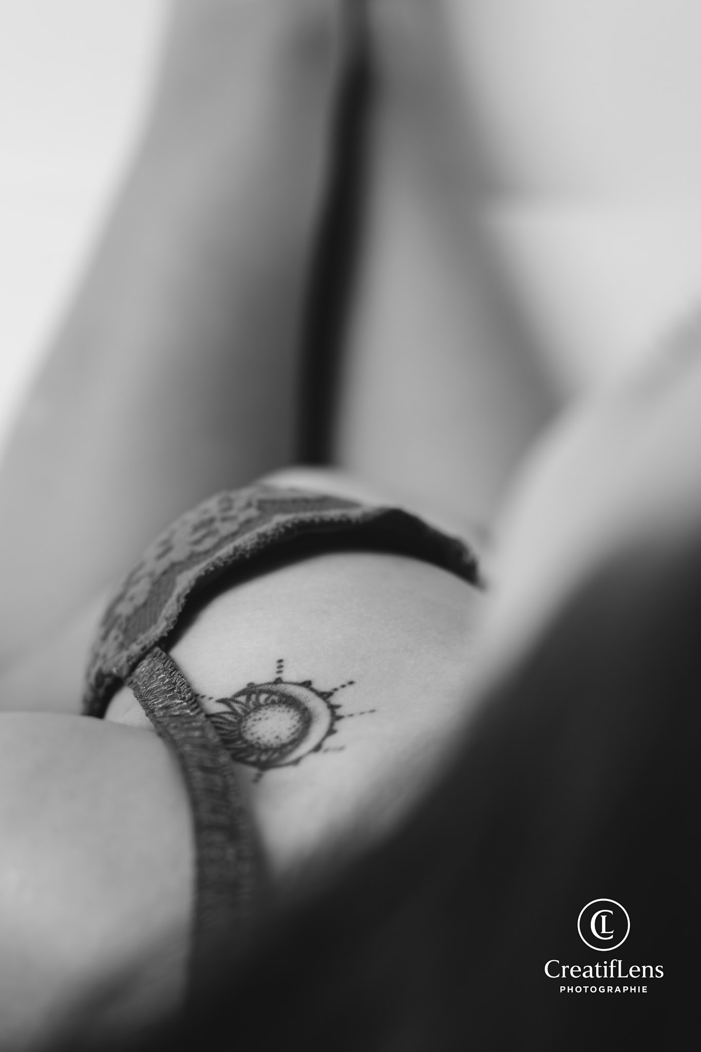 Détail macro noir et blanc, séance boudoir