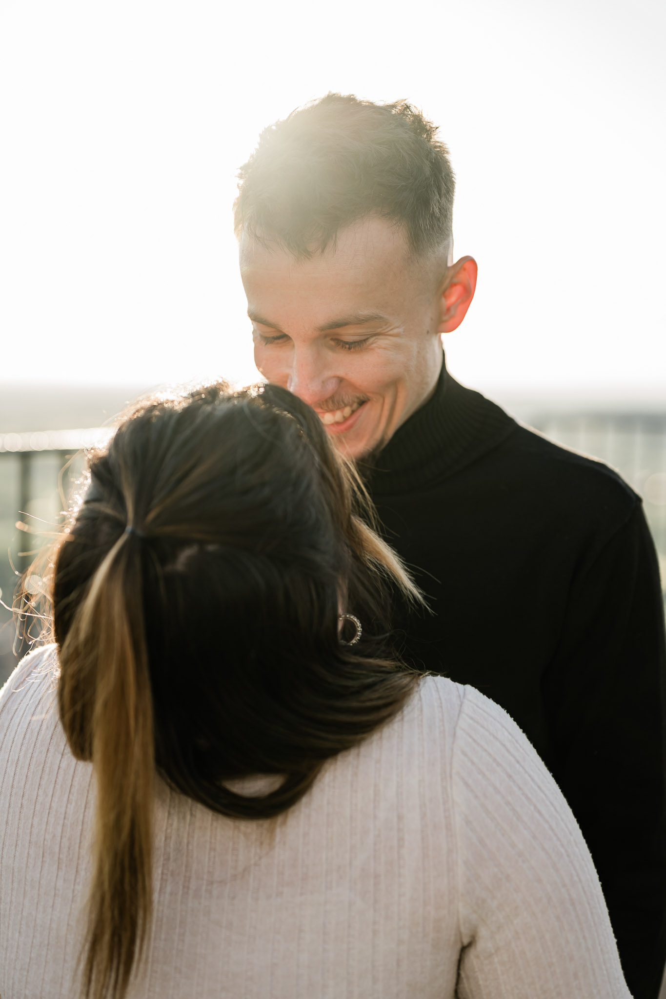 Couple à contre-jour lors d'une séance fiançailles