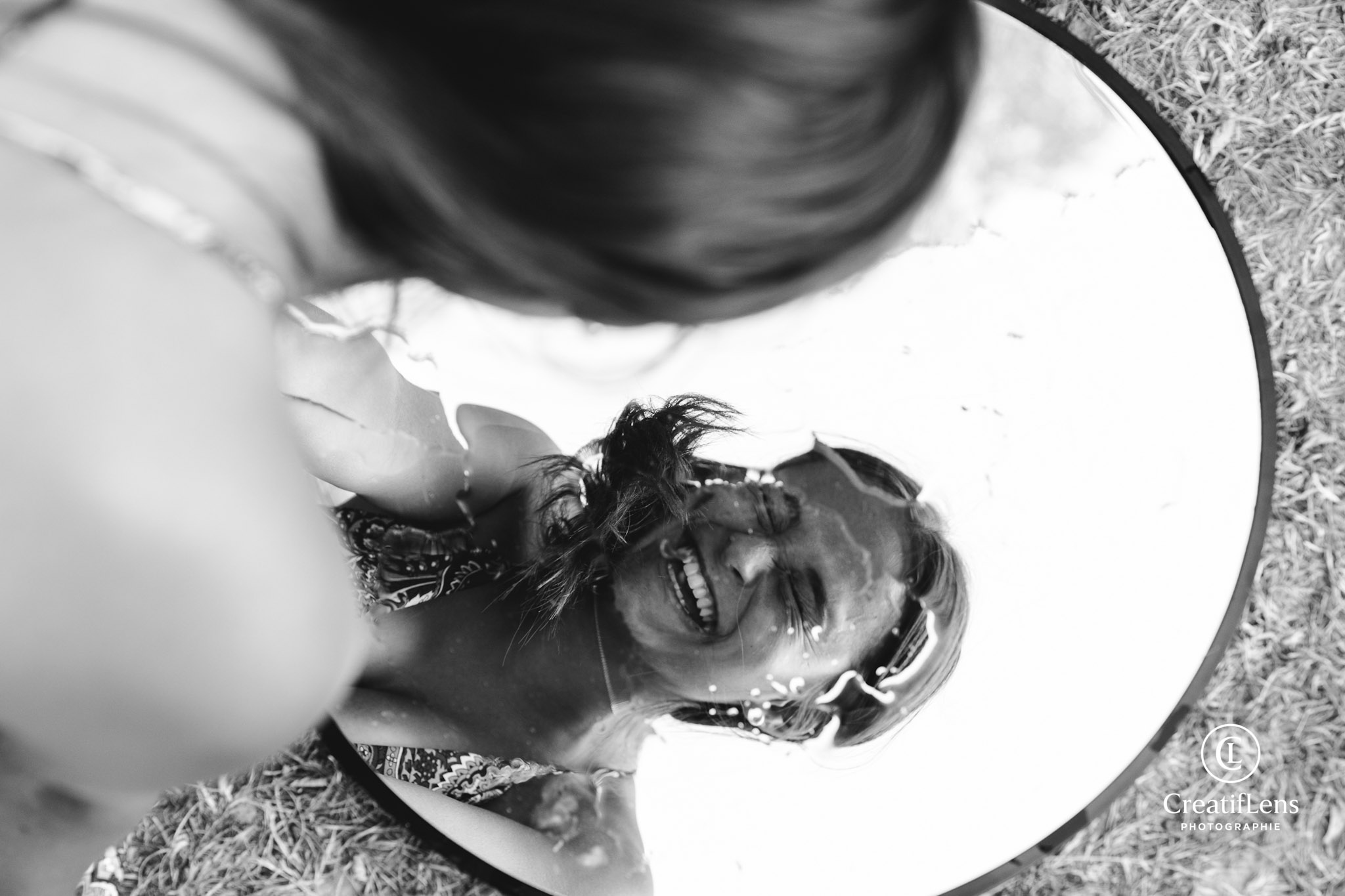 Reflet créatif dans un miroir, portrait noir et blanc