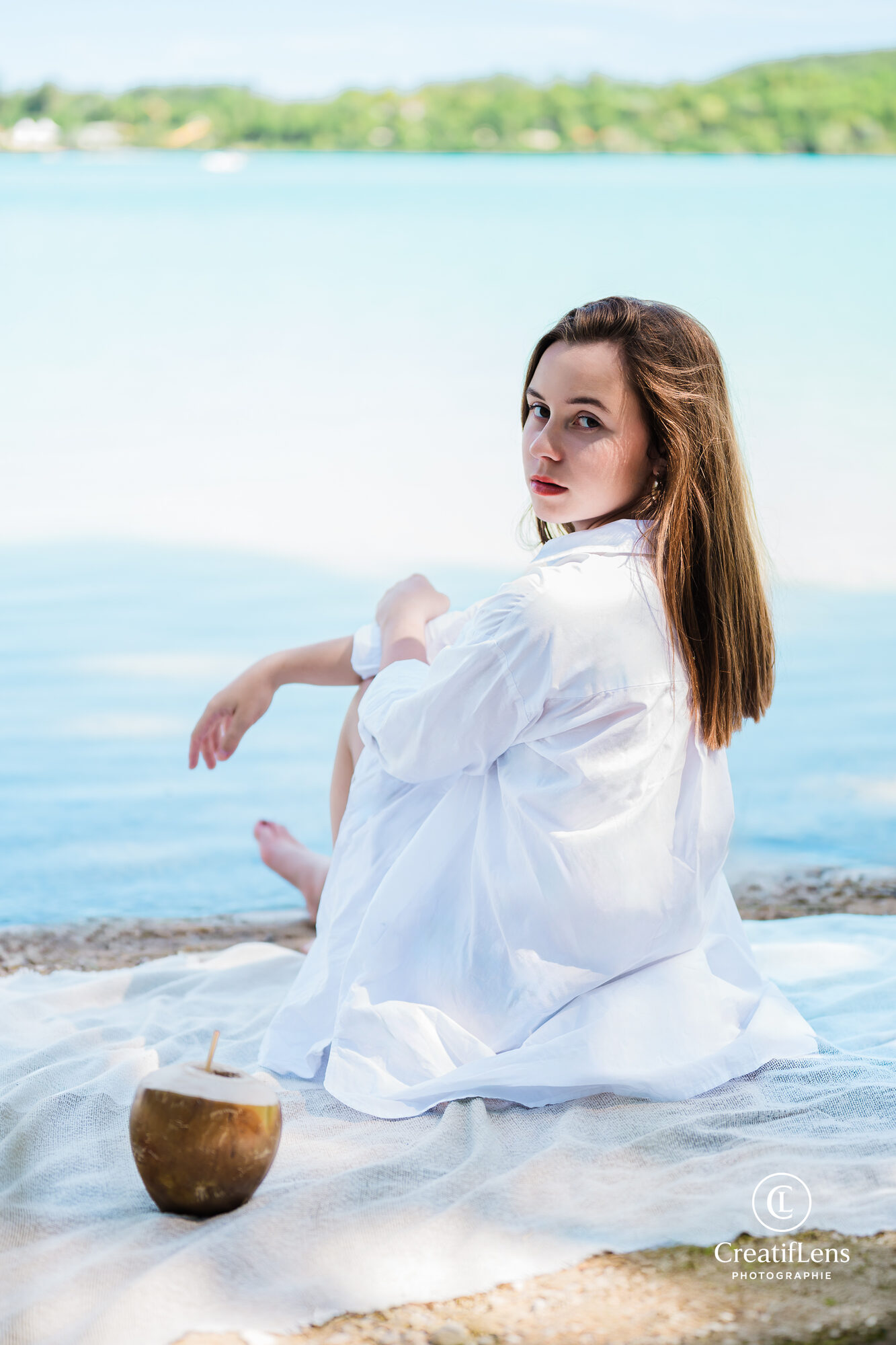 Portrait en chemise blanche au bord de l'eau