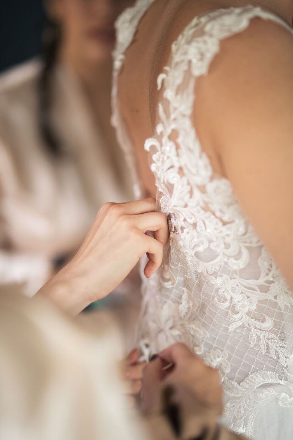 Boutonnage de la robe de mariée en dentelle